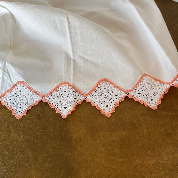 Vintage Set of Two Pillowcases Embellished with Hand-Crocheted Edge - Picture 8 of 9